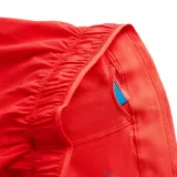 Short deportivo New Balance RC Seamless de dama, color rojo, con logo estampado en la pierna. Confeccionado en tejido elástico con tecnología NB Dry.