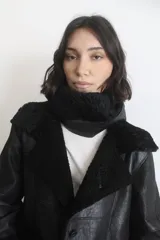 Cuello de abrigo confeccionado en cuero natural con interior de corderito sintético, diseñado para envolver el cuello con calidez.