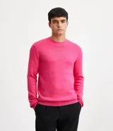Suéter de viscosa texturizada color fucsia, de corte slim, cuello redondo y mangas largas con puños ajustados.