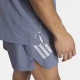 Remera deportiva Adidas Adi365 Climacool de color gris, con cuello redondo y mangas cortas. Cuenta con tecnología Climacool para absorción del sudor, las clásicas tres tiras reflectantes en las mangas y el logo de la marca en el pecho.