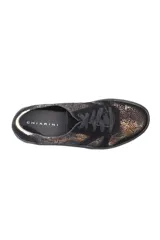 Zapatillas urbanas con estampado de víbora en tonos marrones y negros, con detalles en cuero liso negro y aplique dorado en el talón.