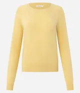 Suéter de punto color beige, con cuello redondo y mangas largas. Diseño básico y versátil de calce cómodo.