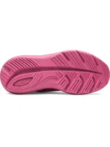 Championes Under Armour modelo W Shift, color rosa vibrante. Presentan una parte superior de tejido elástico transpirable, clip de TPU en el talón con el logo de la marca y entresuela de EVA acolchada para mayor comodidad.