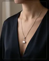 Collar con dije en forma de martillo de Thor, con cadena de eslabones finos. Producto oficial de la colección Disney Marvel.