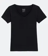 Remera básica de algodón color rosa pálido, con escote en V y mangas cortas.