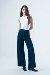 Jean de corte recto y tiro alto, color azul oscuro, con costuras verticales decorativas en el frente y diseño de pierna ancha.