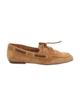 Mocasín de mujer estilo náutico marca RKF, modelo Roberta, confeccionado en 100% cuero gamuzado color marrón claro. Presenta cordones decorativos laterales con ojalillos metálicos dorados y cordón superior para atar.