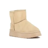 Pantubota color beige de caña baja, con plataforma y forro interno de corderito sintético.