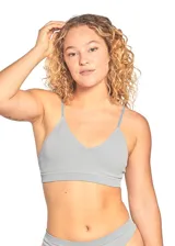 Soutien top sin aros de tejido acanalado (rib) color gris claro, con escote en V y breteles finos regulables.