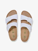 Sandalias Birkenstock Arizona blancas con plataforma de corcho y suela de goma EVA. Ajuste con hebillas metálicas.