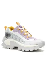 Championes Cat modelo Intruder, con diseño robusto y suela dentada de gran tracción. Presenta una combinación de colores blanco, lila y detalles en amarillo, con logo de la marca en el lateral y la lengüeta. Confeccionados con capellada de cuero recubierta con PU y entresuela de EVA.