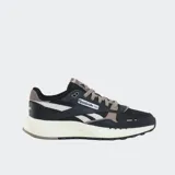 Championes Reebok Classic Leather 2400, color negro con detalles en blanco, gris y beige. Presentan el logo de Reebok en el lateral y la lengüeta, y cordones grises.