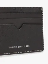 Tarjetero minimalista de piel Saffiano color negro, con ranuras exteriores para tarjetas, costuras a contraste y logo metálico de la marca en relieve.
