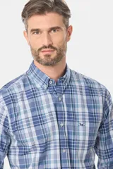 Camisa de manga larga con estampado de cuadros en tonos azules, grises y marrones. Presenta cuello abotonado, bolsillo frontal en el pecho y botones personalizados.