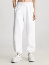 Jogger de felpa blanco, corte relaxed, con cintura elástica, puños de canalé y bolsillos con ranura. Presenta un monograma acolchado de Calvin Klein en relieve en la pierna.