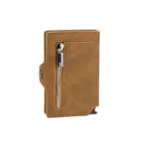 Billetera de cuero marrón con cierre y compartimentos para tarjetas.