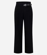 Pantalón de sastrería corte wide leg, color negro, con cintura alta y cinturón de poliuretano incluido con hebilla metálica.