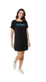 Remerón negro de corte holgado y largo tipo vestido, con mangas cortas y estampa frontal con la palabra 'AMOUR' en un recuadro azul.