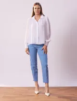 Camisa blanca de gasa marca Tahari, con cuello con solapa y abertura central con botones ocultos. Manga larga con puño y botones.