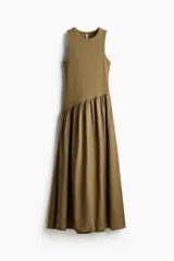 Vestido midi verde militar sin mangas, con cuello redondo y costura fruncida en diagonal bajo la cintura. Cuerpo entallado en punto acanalado de algodón y falda con vuelo.