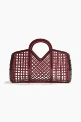 Bolso shopper de red color bordó, elaborado en plástico con diseño geométrico calado y doble asa superior rígida.