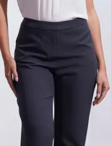 Pantalón de vestir negro en gabardina elastizada, marca Zac & Rachel, con bolsillos delanteros y traseros.