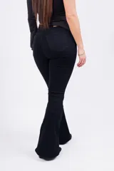 Pantalón oxford de jean negro con lycra y aberturas en el ruedo.