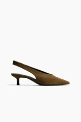Zapatos destalonados de tacón kitten color marrón con acabado efecto ante y punta fina. Cuenta con tira elástica en el talón.