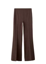 Pantalón de vestir marrón con sutil estampado de rayas diplomáticas en tono más claro, corte recto y largo.
