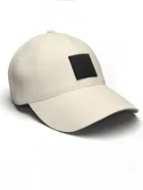 Gorra de béisbol color beige con parche de cuero negro con el logo de Calvin Klein en el frente.