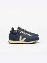 Championes Veja Rio Branco II, color azul marino con detalles en beige y suela de goma con entresuela en tono tostado.