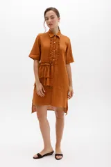 Vestido camisero color ladrillo con cuello, cartera y volados frontales y laterales en lino color lima. De calce relajado y mangas cortas.