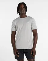 Remera New Balance de hombre, color gris, de manga corta y cuello redondo, con pequeño logo impreso en el pecho.