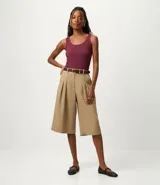 Musculosa básica de poliamida con escote en U y breteles anchos. Presenta un diseño liso, ajustado al cuerpo, confeccionado en una tela ligera, suave y de secado rápido.
