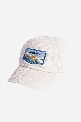 Gorra negra de algodón con visera curva y parche bordado en el frente con un paisaje de montaña y el logo de la marca.