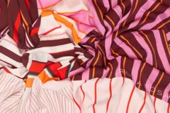 Pareo de viscosa con diseño a rayas verticales en tonos azul marino, azul claro, celeste, verde lima y blanco.