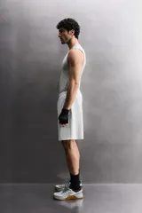 Musculosa deportiva de Zara Athleticz, confeccionada en tejido técnico elástico y transpirable. Presenta cuello redondo, diseño sin mangas y costuras planas termoselladas para mayor confort. Incluye detalle de logo en el dobladillo inferior.