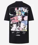 Remera negra de algodón con cuello redondo y manga corta. Presenta un estampado frontal con el texto "HUNTRAX" y tres personajes femeninos de estilo anime/k-pop.