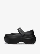 Zuecos Crocs negros con plataforma y tira ajustable con el logo de la marca.