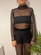 Polera de red negra con cuello alto y mangas largas.