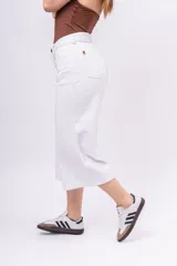 Pantalón capri de denim rígido en color blanco, de tiro alto y pierna amplia con largo al tobillo.