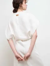 Kimono largo tipo vestido cruzado, confeccionado en lino color azul marino, con mangas cortas amplias y lazo ajustable en la cintura.