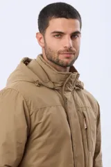 Campera de abrigo color azul marino, con capucha desmontable, cierre frontal con solapa, bolsillos frontales con tapa y bolsillo en el pecho. Interior forrado con corderito en la parte superior para mayor calidez.