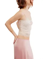 Top corto de encaje color blanco roto, con tirantes finos ajustables y detalle de pequeña rosa en el centro del escote.