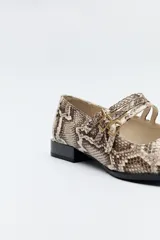 Zapato tipo Mary Jane de charol sintético color rojo, con punta cuadrada y triple tira con hebillas.