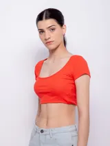 Top corto color amarillo, de mangas cortas y escote redondo.