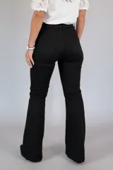 Pantalón de jean negro de tiro alto, corte ajustado en la parte superior y botamanga levemente acampanada. Cuenta con bolsillos traseros clásicos y trabillas para cinturón.