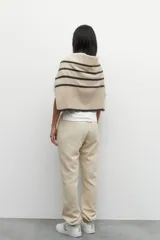 Babucha deportiva de algodón con elástico en la cintura, cordones ajustables y dos bolsillos laterales. Cuenta con interior de felpa.