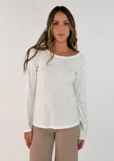 Remera de manga larga en color blanco, con cuello redondo y detalle de costura en el borde del escote. Confeccionada en tejido de algodón, presenta un corte recto y básico.