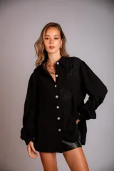 Camisa color beige de muselina con bordado en la parte delantera y mangas globo.